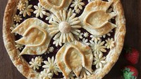 Karin nampaknya memberi hiasan seperti bunga tulip pada pie satu ini.