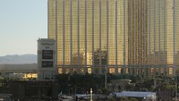 Paddock menginap di kamar 32135, tipe suite berukuran besar. Petugas hotel menyebut tidak ada tanda-tanda yang mencurigakan dari Paddock.