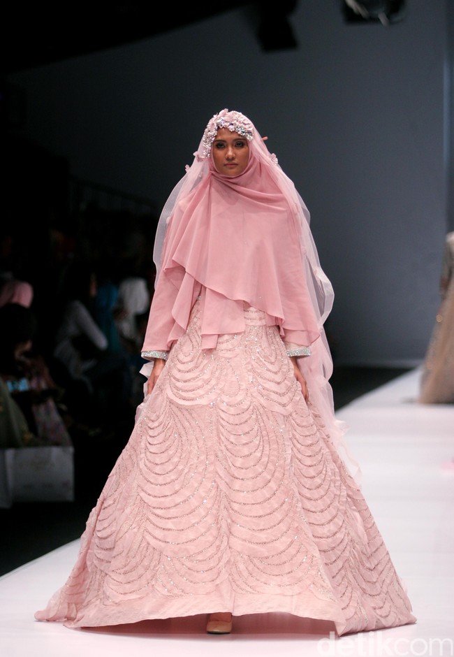 Gaun pengantin syari bernuansa merah muda rancangan Oki Setiana Dewi di label Oki Setiana Dewi Bridal.(Dok. Dok. Mohammad Abduh/Wolipop)