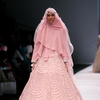 Gaun pengantin syari bernuansa merah muda rancangan Oki Setiana Dewi di label Oki Setiana Dewi Bridal.(Dok. Dok. Mohammad Abduh/Wolipop)