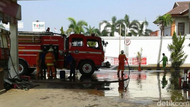 Petugas Sudin PKP Jaktim yang datang ke lokasi melakukan pengecekan di SPBU di Kalimalang