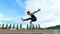 Kelly Cartwright adalah atlet lompat jauh asal Australia yang hanya memiliki satu kaki. Selain berprestasi di cabang olahraga, ibu satu anak ini juga pernah mendaki gunung Kilimanjaro di Afrika. (Foto: instagram/KellyCartwright)