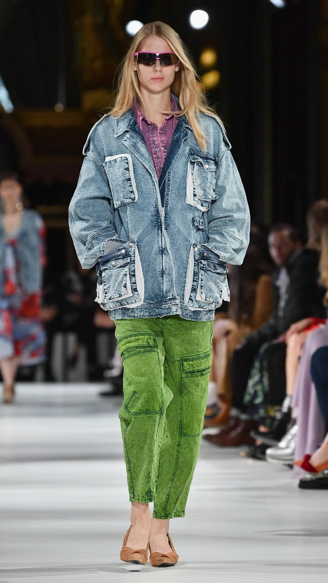 A model walks the runway during the Stella McCartney show as part of the Paris Fashion Week Womenswear Spring/Summer 2018 on October 2, 2017 in Paris, France.  (Photo by Pascal Le Segretain/Getty Images)