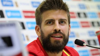 Kemudian rekan satu tim Ramos di Spanyol, Gerard Piqué turut membantu pertahanan tim Twitter ini. Foto: Sergio Perez/Reuters