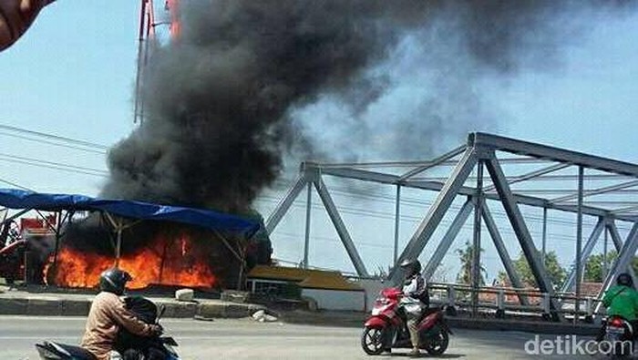  Truk  Pompa Molen  Terbakar  di Jembatan Wonokerto Demak