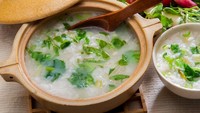 Fillet kakap dan kerapu juga enak dimakan hangat dengan bubur kental. Paduan daun ketumbar, sawi dan daun bawang serta jahe bikin rasanya makin mantap.Foto: iStock