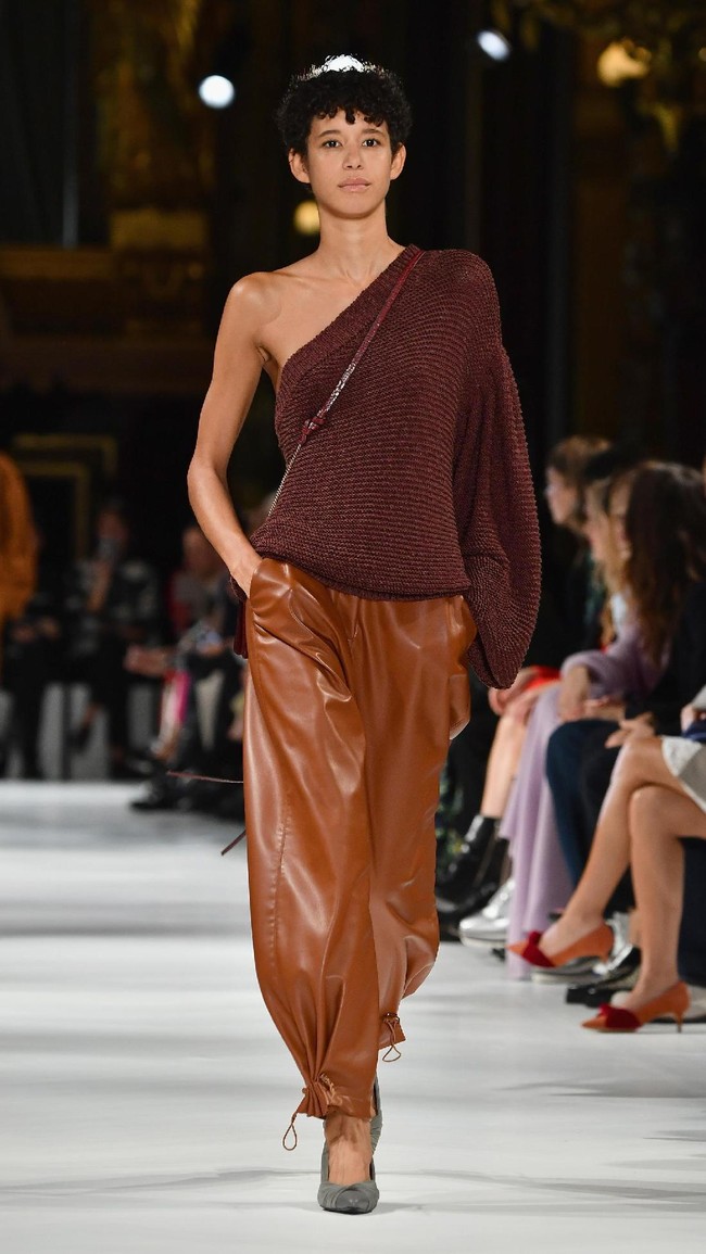 A model walks the runway during the Stella McCartney show as part of the Paris Fashion Week Womenswear Spring/Summer 2018 on October 2, 2017 in Paris, France.  (Photo by Pascal Le Segretain/Getty Images)