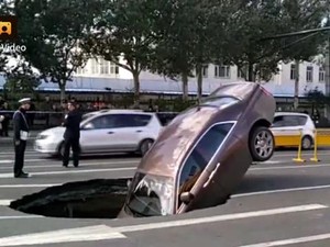 Rolls-Royce Seharga Rp 10 Miliar Nyungsep Ditelan Lubang Jalan