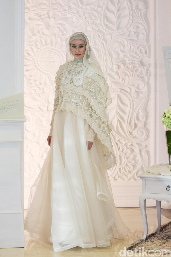 Gaun pengantin syari yang serba putih dan penuh detail rancangan Irna Mutiara dari labelnya Irna La Perle. (Dok. Mohammad Abduh/Wolipop)