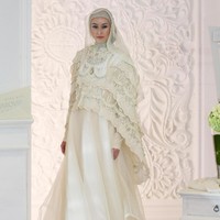 Gaun pengantin syari yang serba putih dan penuh detail rancangan Irna Mutiara dari labelnya Irna La Perle. (Dok. Mohammad Abduh/Wolipop)