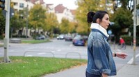 Ia juga mengunggah penampilannya dengan jaket jeans yang disebut cantik oleh beberapa netizen. (Dok. Instagram/tyasmirasih)