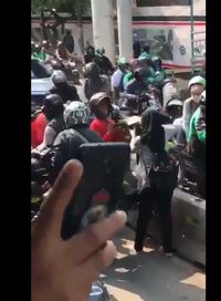 Viral Video Pemotor Lagi-lagi 'Gotong Royong' Lewati Pembatas Busway