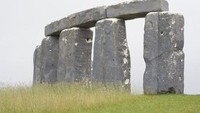 Foamhenge, replika yang dibuat semirip mungkin oleh seniman Mark Cline dari Enchanted Castle Studio. Bedanya apabila Stonehenge terbuat dari batu, maka Foamhenge di Virginia terbuat dari styrofoam atau busa gabus yang dicat abu-abu (TripAdvisor)