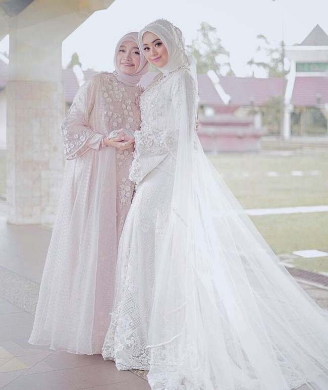 Gaun pengantin syari juga dikenakan selebriti Instagram (selebgram) Nabila Hatifa. (Dok. Instagram @nabilahatifa)