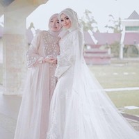 Gaun pengantin syari juga dikenakan selebriti Instagram (selebgram) Nabila Hatifa. (Dok. Instagram @nabilahatifa)