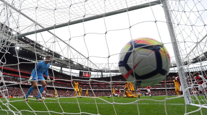 LONDON, ENGLAND - OCTOBER 01: Mathew Ryan of Brighton and Hove Albion reacts as Nacho Monreal of Arsenal (obscure) scores his sides first goal during the Premier League match between Arsenal and Brighton and Hove Albion at Emirates Stadium on October 1, 2017 in London, England.  (Photo by Mike Hewitt/Getty Images)