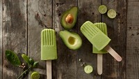 Kalau yang ini bisa dibuat sendiri. Es loli yang dibuat dengan campuran jus alpukat dan juga madu enak jadi camilan siang hari. Foto: iStock
