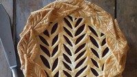 Kalau ini pie dengan hiasan daun. Bagus mana, sebelum atau sesudah dipanggang?