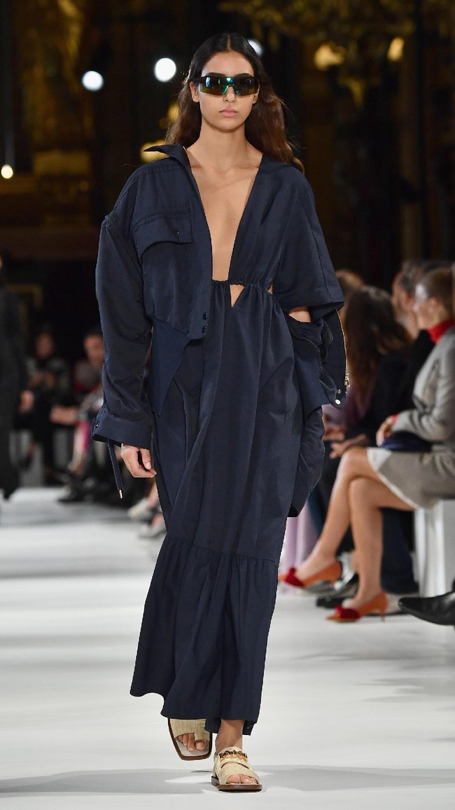 A model walks the runway during the Stella McCartney show as part of the Paris Fashion Week Womenswear Spring/Summer 2018 on October 2, 2017 in Paris, France.  (Photo by Pascal Le Segretain/Getty Images)