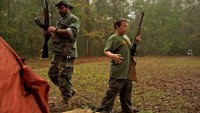 Selain memegang senjata, mereka nantinya juga diajari navigasi darat, berburu, serta bertahan di alam liar (Brian Blanco/ Reuters)