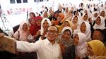 Ketika Menteri Hanif Dhakiri Jadi Bahan Rebutan Selfie