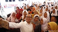 Usai memberikan sambutan dan berdialog dengan siswa dari 10 SMK di sekitar wilayah Bekasi, Ia pun langsung jadi bahan rebutan para siswa dan guru ber selfie. 