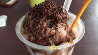 Pernah mencoba Pocok Durian? Ini bisa Anda temukan di Pekanbaru. Pocok durian dibuat dengan mencampurkan buah alpukat dan durian dalam satu wadah dan diberi es, cokelat cair hingga chocolate chips. Kadang juga ditambahkan jagung manis. Foto: Istimewa