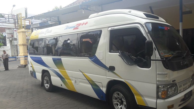 Bentrok Diduga Suporter dan Pesilat Dilaporkan Terjadi di 3 Titik Bentrok Diduga Suporter dan Pesilat Dilaporkan Terjadi di 3 Titik
