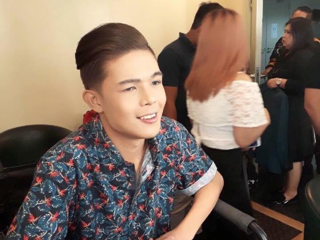 Namanya lantas menjadi viral. Dikabarkan dari Rappler, nama Xander Ford disebut setidaknya 100.000 kali di Twitter. Banyak yang memuji, tapi tak sedikit pula yang mengkritik. Mereka menyayangkan karena Xander tidak bangga menjadi dirinya sendiri. Kinda sad bc Marlou changed his looks to Xander Ford bc of bullying,agree w me or not people will love you bc of ur looks not of ur attitude, tulis seorang pengguna Twitter. (Foto: Facebook)