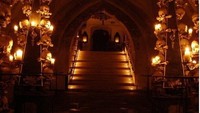 Dari luar, Gereja Kutna Hora di Republik Ceko memang tidak tampak beda dengan gereja lain. Namun apabila turun ke bagian bawahnya, traveler dapat menemukan tulang dan tengkorak manusia yang ditempelkan di tembok dan pilar-pilarnya. Sejarahnya, gereja tersebut menyimpan sekitar 40-70 ribu orang yang meninggal dunia akibat wabah penyakit pada tahun 1318 dan Hussite War pada abad ke-15 (Ossuary.eu)