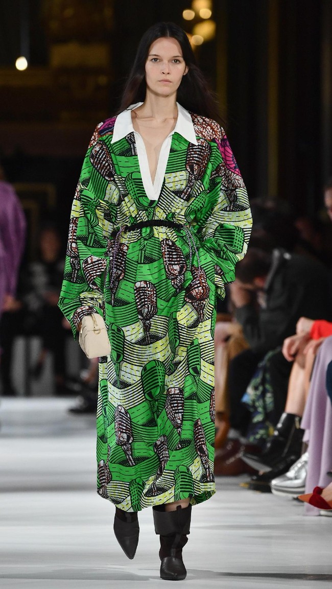 A model walks the runway during the Stella McCartney show as part of the Paris Fashion Week Womenswear Spring/Summer 2018 on October 2, 2017 in Paris, France.  (Photo by Pascal Le Segretain/Getty Images)