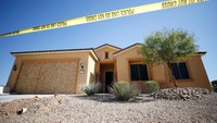 Garis polisi dipasang di depan rumah Stephen Paddock. REUTERS/Chris Wattie.
