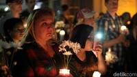 Mereka menyalakan lilin dan membawa bungan, Selasa (3/10). REUTERS/Mike Blake.