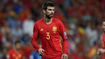 Bila dua sebelumnya ada punggawa Kolombia, maka Gerard Piqué yang merupakan istri asal Kolombia, Shakira, diikuti 18,7 juta akun Twitter. Foto: Claudio Villa/Getty Images