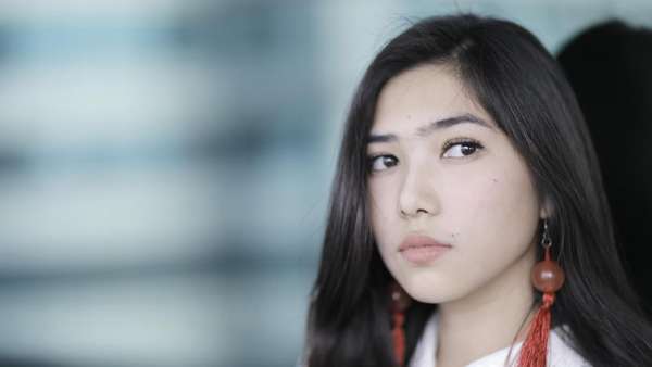 Mendengar Curhatan Isyana Sarasvati Mendengar Curhatan Isyana Sarasvati
