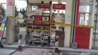 SPBU di Kalimalang tak beroperasi setelah dispensernya terbakar pagi tadi. SPBU tersebut ditutup dan tak melayani pelanggan untuk sementara (Foto: Anggi Ayu Reni Kuswoyo/detikcom)