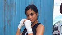 Di samping yoga, ia juga melakukan olahraga lainnya yaitu boxing. (Foto: Instagram @shaninashaik)