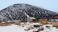 Mereka para suku Inuit yang tinggal di lingkaran Arktik biasa menjalani musim dingin amat ekstrem. Persisnya komunitas Inuit menempati kawasan di Qikiqtarjuaq, Nunavut, Kanada (Qaajaq Elisworth/BBC Travel)