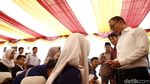 Ketika Menteri Hanif Dhakiri Jadi Bahan Rebutan Selfie