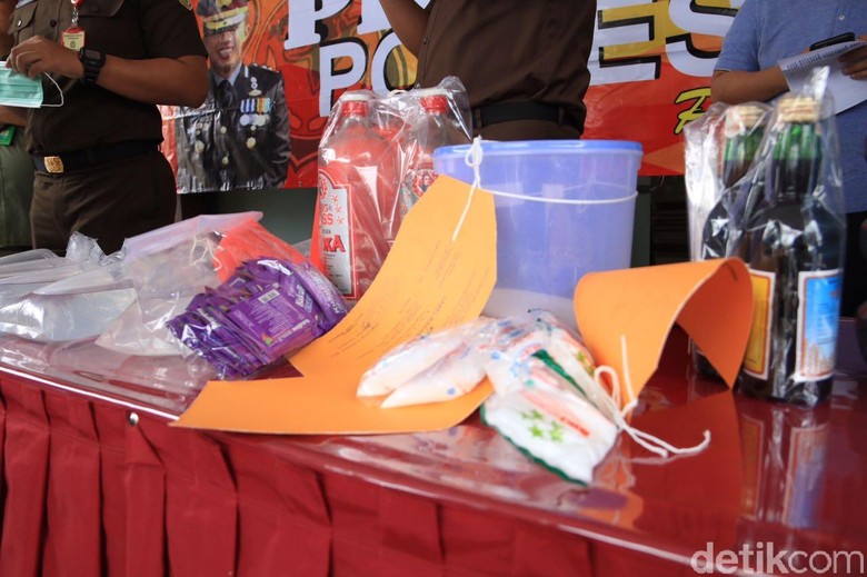 10 Warga Karawang Tewas Tenggak Miras Oplosan 10 Warga Karawang Tewas Tenggak Miras Oplosan