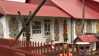 Mula-mulanya hanya bagian dapur dan dinding rumah saja yang dilukis. Namun entah siapa yang memulai kompor, lemari, jembatan, pagar, dan pohon pun mulai dilukis sampai akhirnya satu perkampungan dipenuhi lukisan bunga yang indah (poloniaycentroeuropa/Instagram)