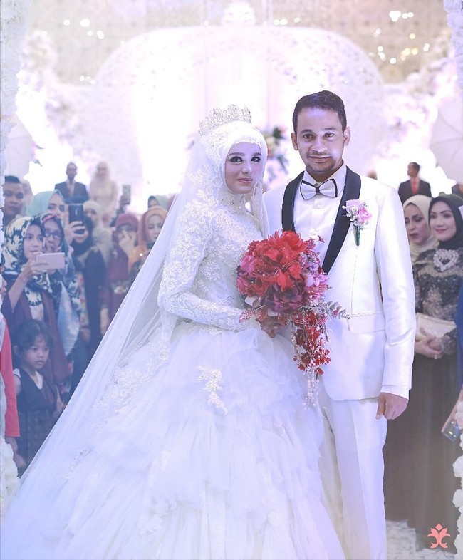 Ada pula gaun pengantin syari bernuansa putih rancangan Qonita Gholib. (Dok. Instagram @qonitagholib_official)