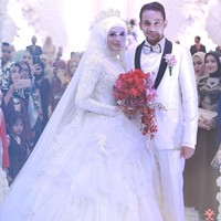 Ada pula gaun pengantin syari bernuansa putih rancangan Qonita Gholib. (Dok. Instagram @qonitagholib_official)