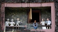 Jenazah nantinya dimakamkan dan ditempatkan di peti berwarna-warni (Dok. Reuters/Darren Whitside)