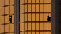 Setelah malam berganti pagi, terlihat jelas bahwa ada kaca yang pecah dari 2 jendela di Mandalay Bay