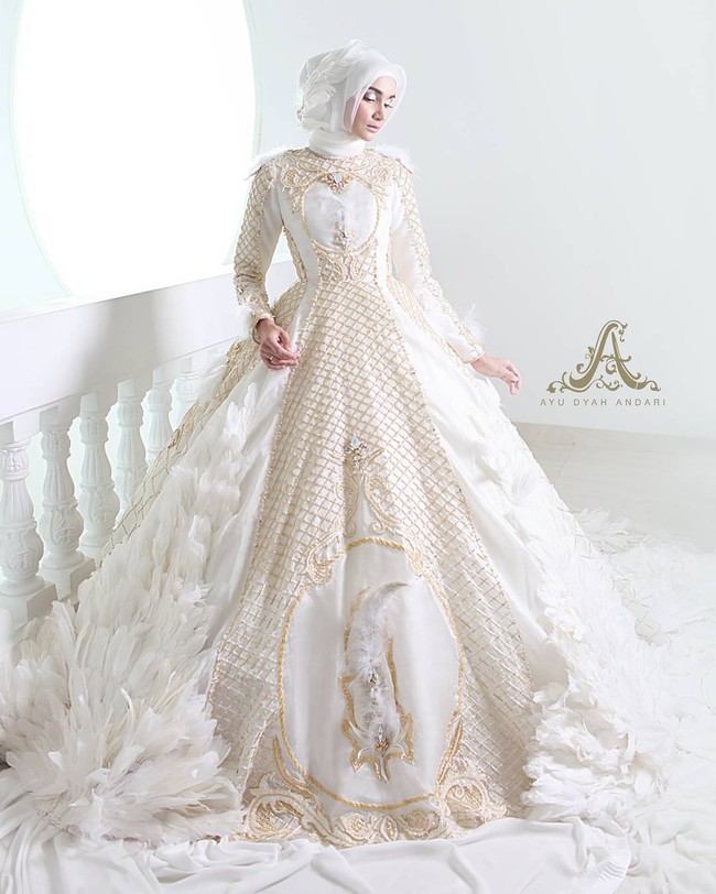 Inspirasi gaun pengantin syari lainnya datang dari rancangan Ayu Dyah Andari. (Dok. Instagram @byayudyahandari)