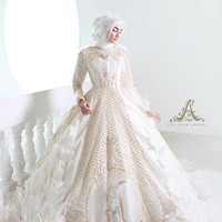 Inspirasi gaun pengantin syari lainnya datang dari rancangan Ayu Dyah Andari. (Dok. Instagram @byayudyahandari)