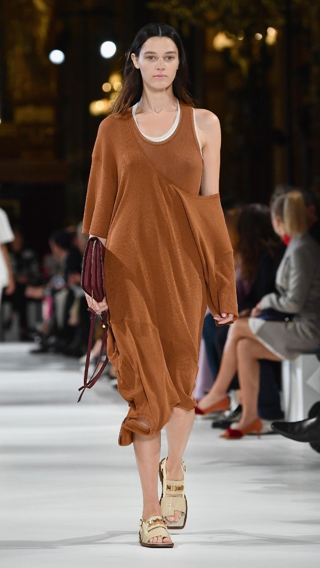 A model walks the runway during the Stella McCartney show as part of the Paris Fashion Week Womenswear Spring/Summer 2018 on October 2, 2017 in Paris, France.  (Photo by Pascal Le Segretain/Getty Images)