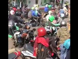 Viral Video Pemotor Lagi-lagi Gotong Royong Lewati Pembatas Busway