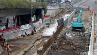 Setelah dinding penahan tanah terpasang di kedua sisi, makan akan dilakukan penggalian tanah sejauh 870 meter.